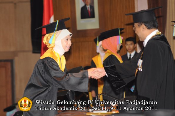 wisuda-ffarmasi-oleh-rektor-096