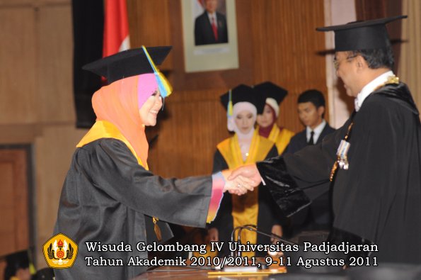 wisuda-ffarmasi-oleh-rektor-097