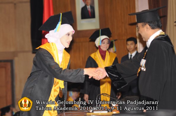 wisuda-ffarmasi-oleh-rektor-098