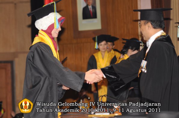 wisuda-ffarmasi-oleh-rektor-099