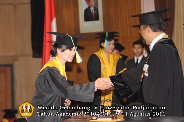 wisuda-ffarmasi-oleh-rektor-100