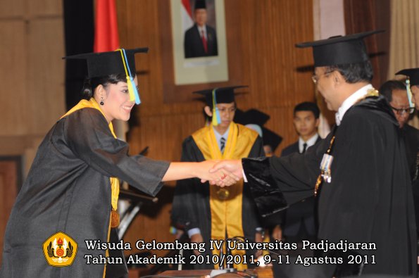 wisuda-ffarmasi-oleh-rektor-101