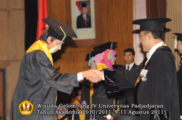 wisuda-ffarmasi-oleh-rektor-102