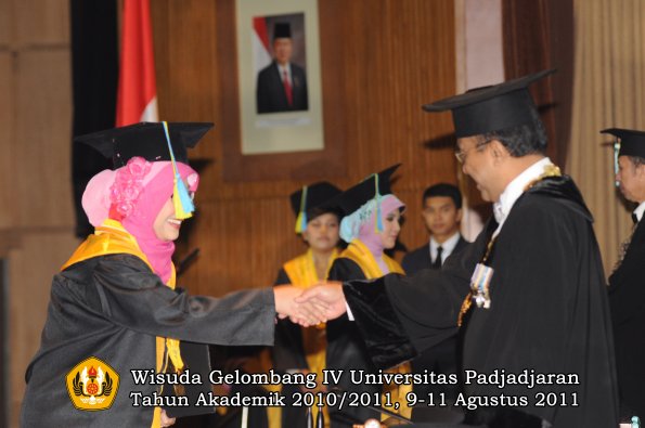 wisuda-ffarmasi-oleh-rektor-103