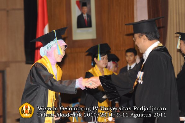 wisuda-ffarmasi-oleh-rektor-104