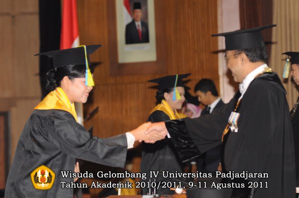 wisuda-ffarmasi-oleh-rektor-105