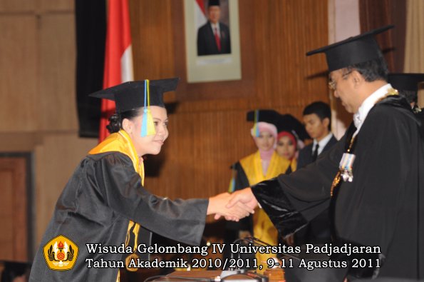 wisuda-ffarmasi-oleh-rektor-106