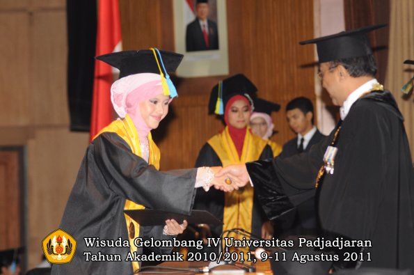 wisuda-ffarmasi-oleh-rektor-107