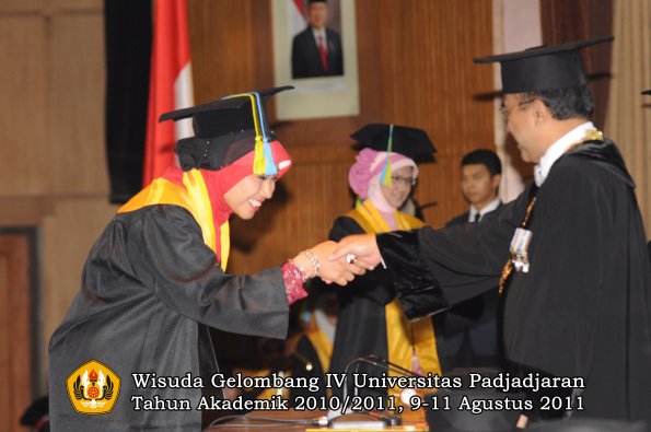 wisuda-ffarmasi-oleh-rektor-108