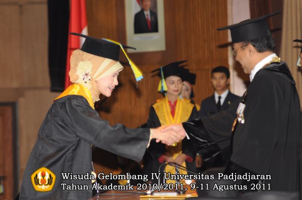 wisuda-ffarmasi-oleh-rektor-111