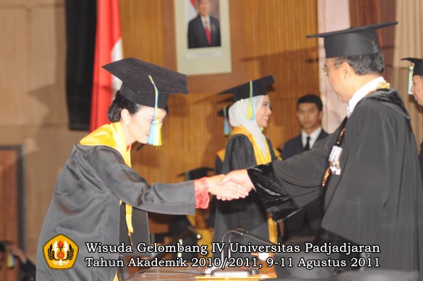 wisuda-ffarmasi-oleh-rektor-112