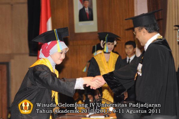 wisuda-ffarmasi-oleh-rektor-117