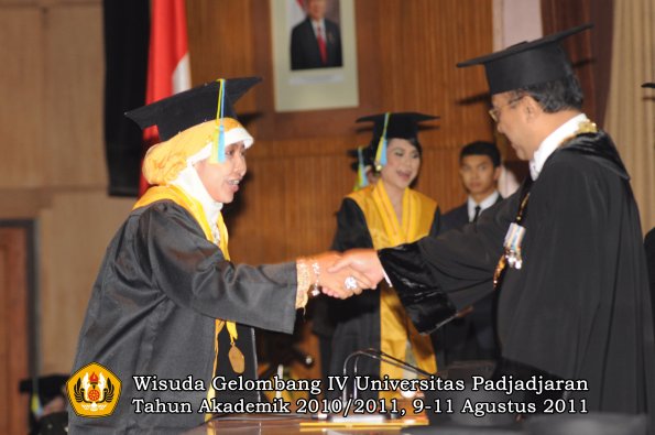 wisuda-ffarmasi-oleh-rektor-119