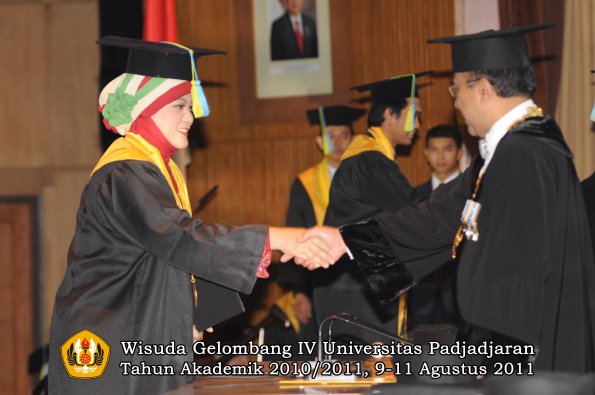 wisuda-ffarmasi-oleh-rektor-121