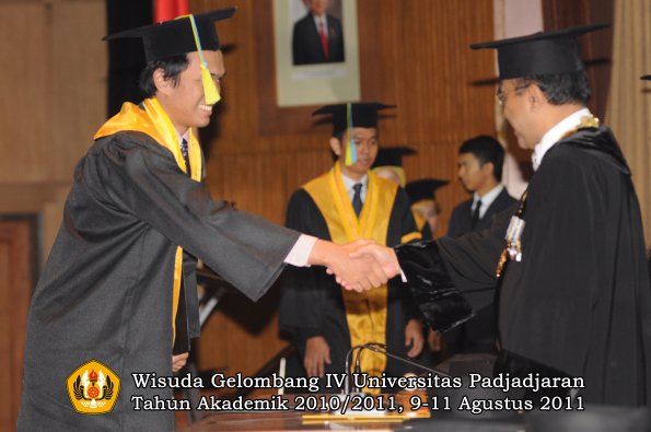 wisuda-ffarmasi-oleh-rektor-122