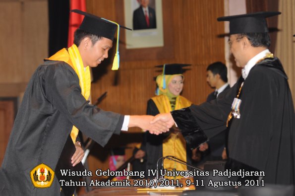 wisuda-ffarmasi-oleh-rektor-123