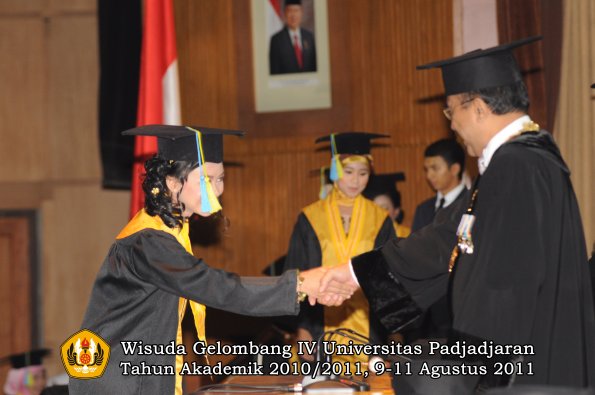 wisuda-ffarmasi-oleh-rektor-125