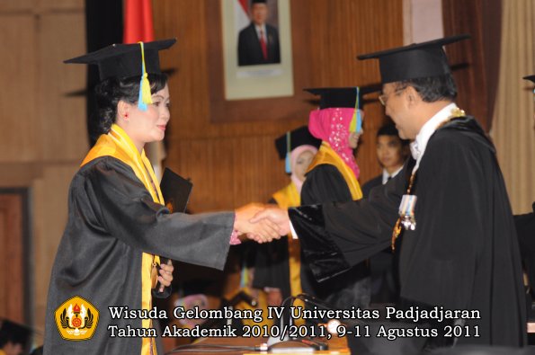 wisuda-ffarmasi-oleh-rektor-128