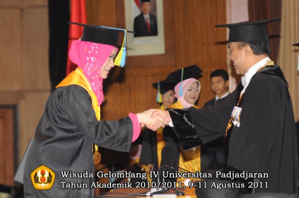 wisuda-ffarmasi-oleh-rektor-129