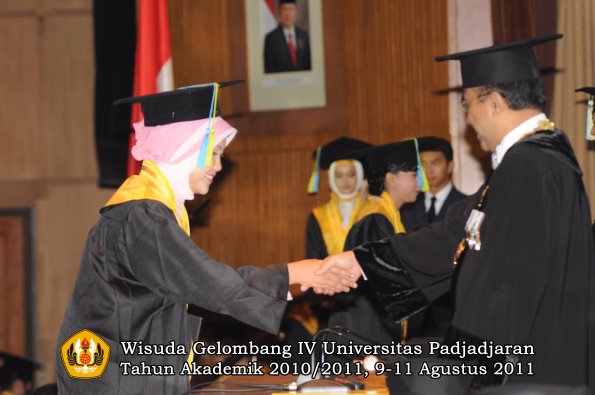 wisuda-ffarmasi-oleh-rektor-130