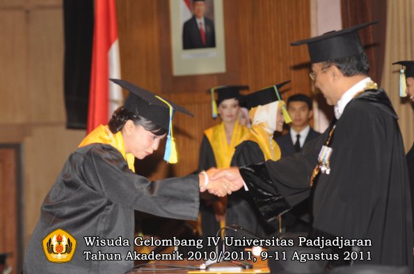 wisuda-ffarmasi-oleh-rektor-131