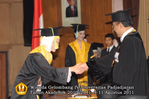 wisuda-ffarmasi-oleh-rektor-132