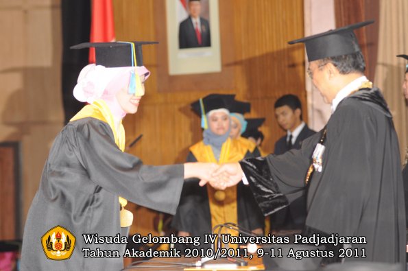 wisuda-ffarmasi-oleh-rektor-134