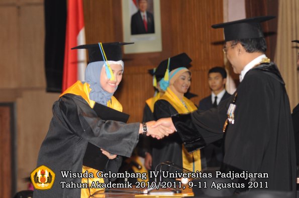 wisuda-ffarmasi-oleh-rektor-135