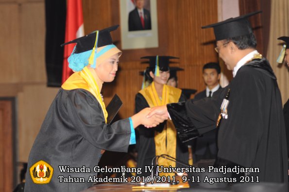 wisuda-ffarmasi-oleh-rektor-136