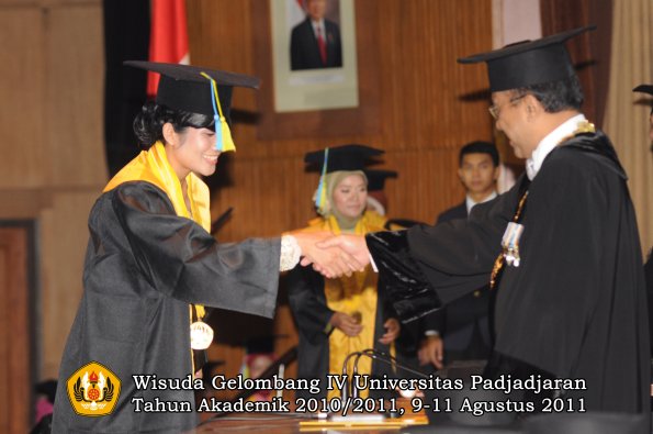 wisuda-ffarmasi-oleh-rektor-137