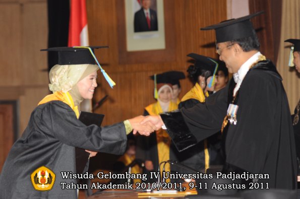 wisuda-ffarmasi-oleh-rektor-138