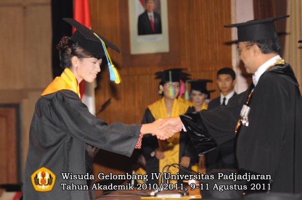 wisuda-ffarmasi-oleh-rektor-141