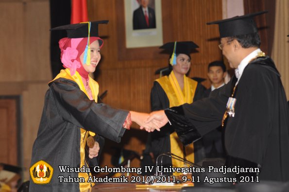 wisuda-ffarmasi-oleh-rektor-143