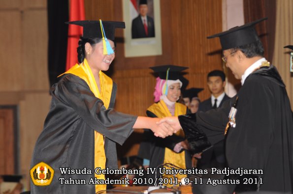 wisuda-ffarmasi-oleh-rektor-144