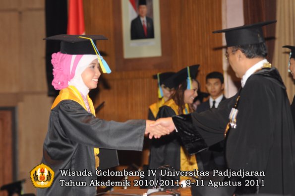 wisuda-ffarmasi-oleh-rektor-145