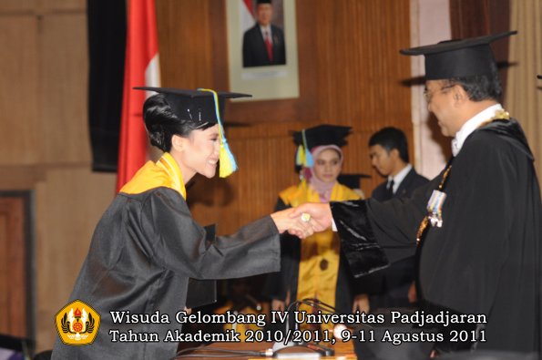 wisuda-ffarmasi-oleh-rektor-147