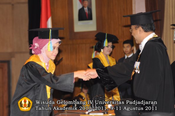 wisuda-ffarmasi-oleh-rektor-148