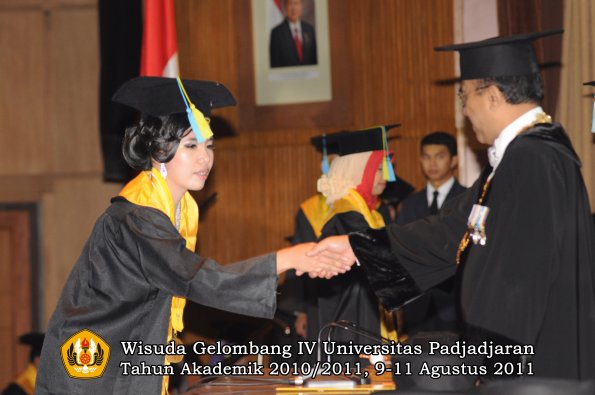 wisuda-ffarmasi-oleh-rektor-149