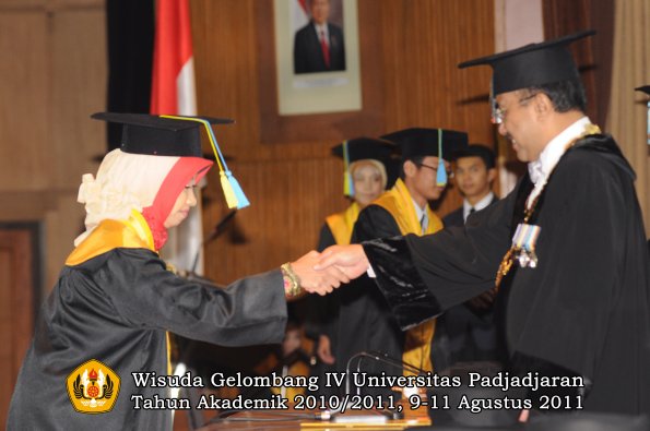 wisuda-ffarmasi-oleh-rektor-150