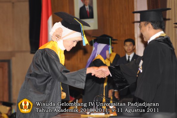 wisuda-ffarmasi-oleh-rektor-154