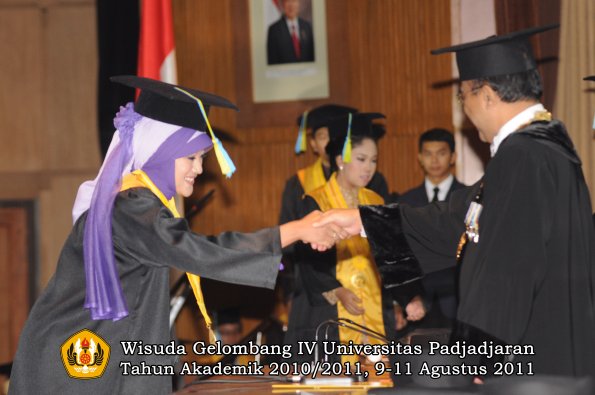 wisuda-ffarmasi-oleh-rektor-155