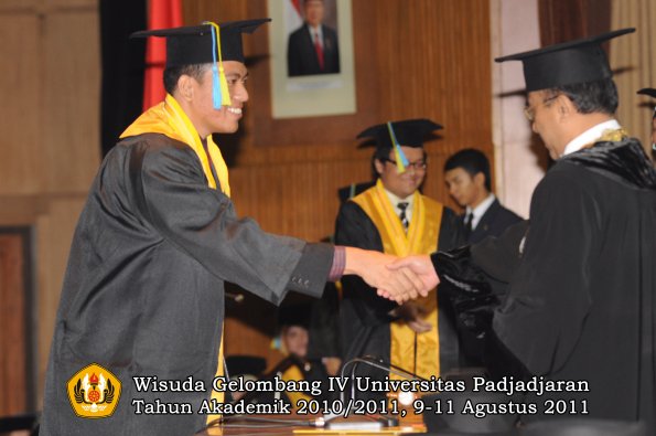 wisuda-ffarmasi-oleh-rektor-157