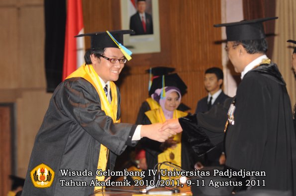 wisuda-ffarmasi-oleh-rektor-158