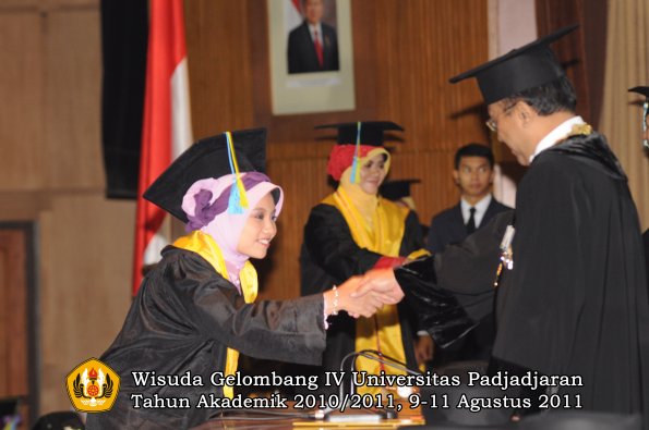 wisuda-ffarmasi-oleh-rektor-159