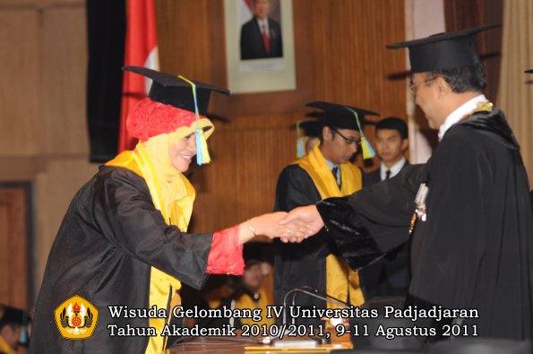 wisuda-ffarmasi-oleh-rektor-160