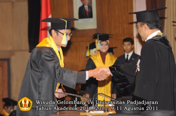 wisuda-ffarmasi-oleh-rektor-161