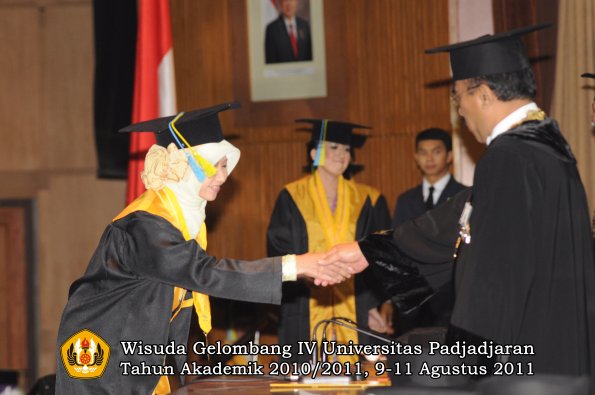 wisuda-ffarmasi-oleh-rektor-163