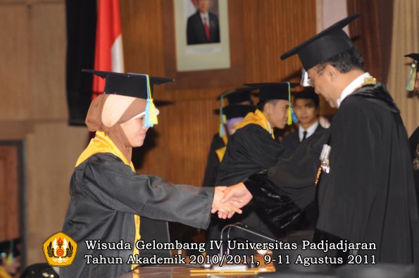 wisuda-ffarmasi-oleh-rektor-165