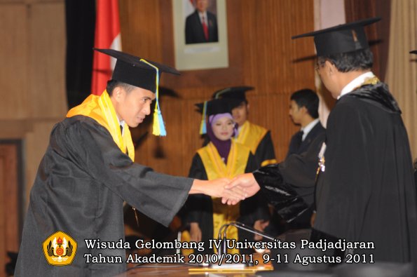 wisuda-ffarmasi-oleh-rektor-166