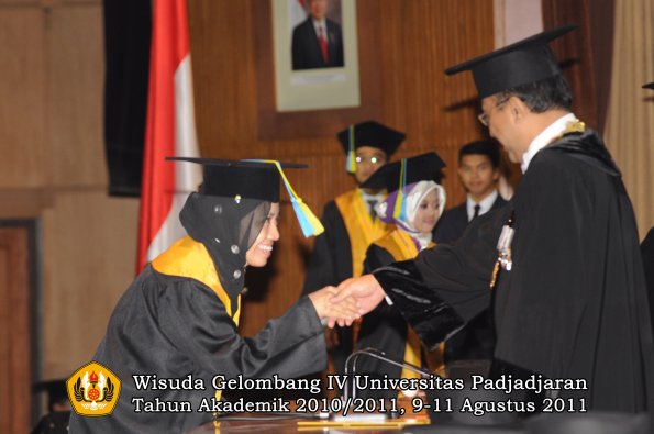 wisuda-ffarmasi-oleh-rektor-170